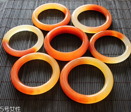 黃龍玉手鐲對(duì)身體好嗎？原來戴玉的好處這么多