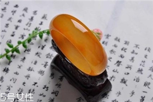 黃龍玉手鐲對(duì)身體好嗎？原來(lái)戴玉的好處這么多