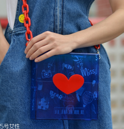 過年背什么包包好看？2018最火的包包款式