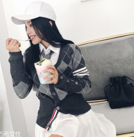 格子針織衫怎么搭配？有一種經(jīng)典叫格紋