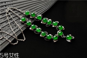 翡翠項鏈一般多少錢？彰顯神圣高貴地位