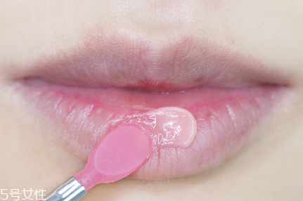 蘭芝限量唇膜哪個(gè)好聞？敷唇膜前熱敷效果更好