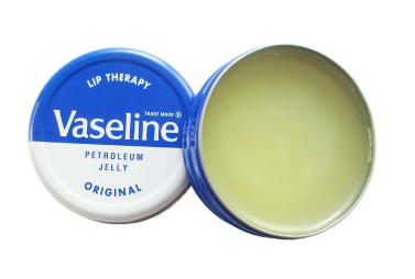 凡士林涂嘴唇可以吃嗎？凡士林唇膏使用步驟