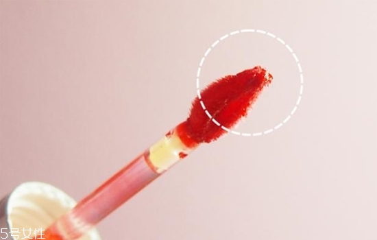 怎么涂口紅不干沒唇紋？淡化唇紋的唇膏這樣用有效