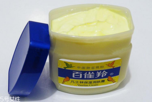 凡士林涂嘴唇有什么好處？凡士林護(hù)唇小貼士