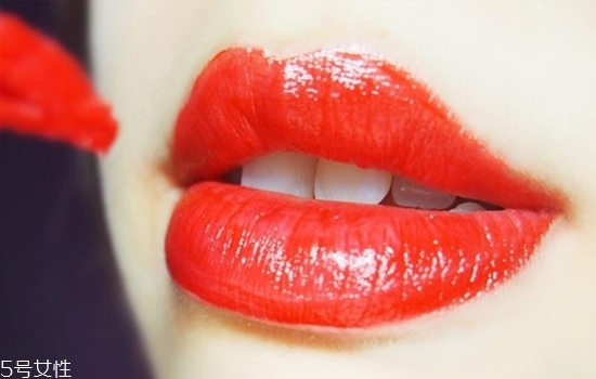 怎么涂口紅不干沒唇紋？淡化唇紋的唇膏這樣用有效