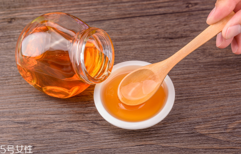 嘴唇干裂脫皮可以用蜂蜜嗎？滋潤(rùn)唇部小妙招