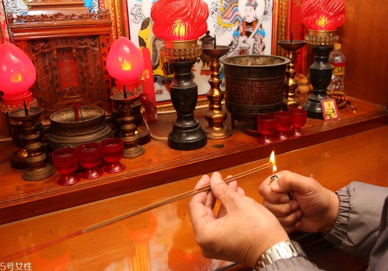 炒菜時油鍋起火時應(yīng)該怎么辦 絕對不能澆水 炒菜時油鍋起火時應(yīng)該怎么辦 絕對不能澆水