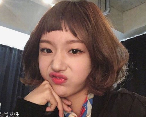 女生短卷發(fā)發(fā)型推薦 短發(fā)半扎丸子頭扎法 女生短卷發(fā)發(fā)型推薦 短發(fā)半扎丸子頭扎法