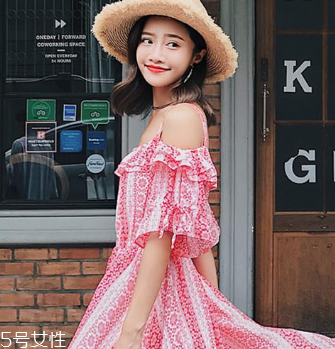 一字肩衣服怎么搭配？時(shí)髦精的高端裸露