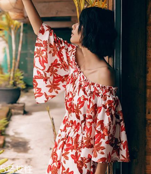 一字肩衣服怎么搭配？時(shí)髦精的高端裸露