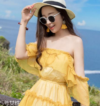 一字肩衣服怎么搭配？時(shí)髦精的高端裸露