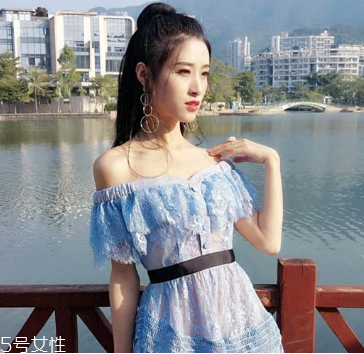 一字肩衣服怎么搭配？時(shí)髦精的高端裸露