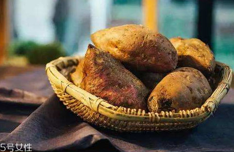 微波爐烤紅薯用盤(pán)子嗎 不用盤(pán)子也行 微波爐烤紅薯用盤(pán)子嗎 不用盤(pán)子也行