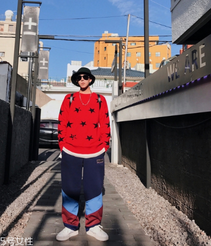 紅色毛衣配什么褲子男 三種搭配將帥氣與時尚兼具 紅色毛衣配什么褲子男 三種搭配將帥氣與時尚兼具