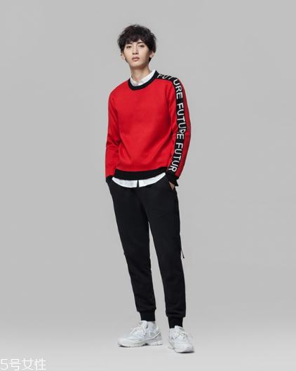 紅色毛衣配什么褲子男 三種搭配將帥氣與時尚兼具 紅色毛衣配什么褲子男 三種搭配將帥氣與時尚兼具