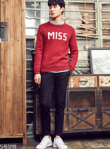 紅色毛衣配什么褲子男 三種搭配將帥氣與時尚兼具 紅色毛衣配什么褲子男 三種搭配將帥氣與時尚兼具