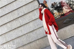 大紅色毛衣配什么顏色好看？色彩搭配很重要