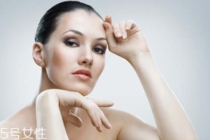 皮膚不吸收護(hù)膚品怎么回事？光用乳液面霜遠(yuǎn)遠(yuǎn)不夠