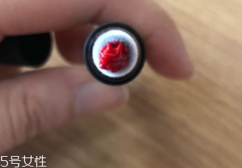 唇釉和口紅哪個不容易掉色？