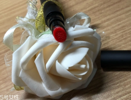 唇釉和口紅哪個不容易掉色？