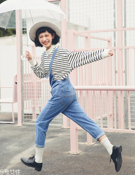 背帶褲怎么搭配？超減齡的小清新裝扮