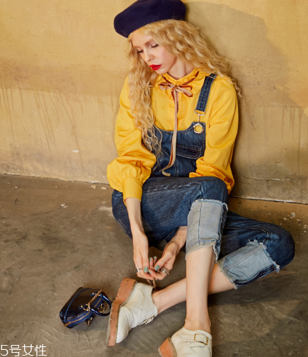 背帶褲怎么搭配？超減齡的小清新裝扮