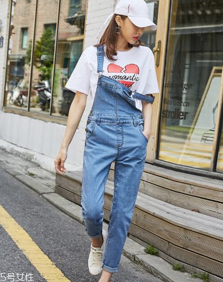 背帶褲怎么搭配？超減齡的小清新裝扮