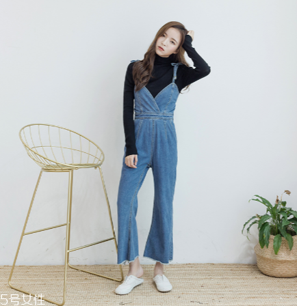 背帶褲怎么搭配？超減齡的小清新裝扮