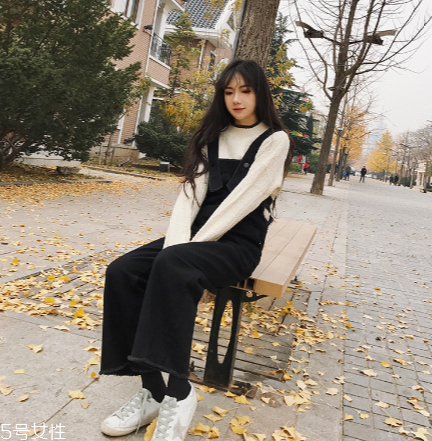 背帶褲怎么搭配？超減齡的小清新裝扮