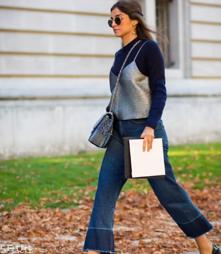 拼色牛仔褲怎么搭配？開(kāi)春的最火的一條褲子