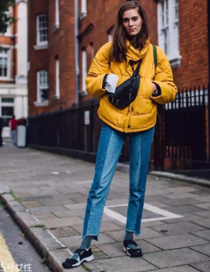 拼色牛仔褲怎么搭配？開(kāi)春的最火的一條褲子