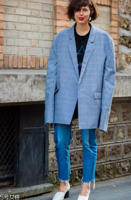 拼色牛仔褲怎么搭配？開(kāi)春的最火的一條褲子