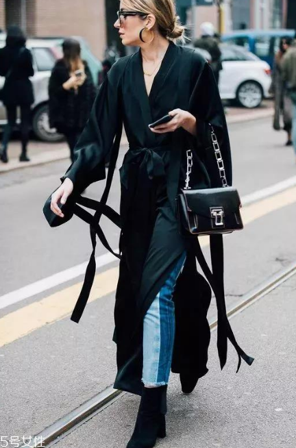 拼色牛仔褲怎么搭配？開(kāi)春的最火的一條褲子