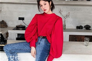 拼色牛仔褲怎么搭配？開(kāi)春的最火的一條褲子