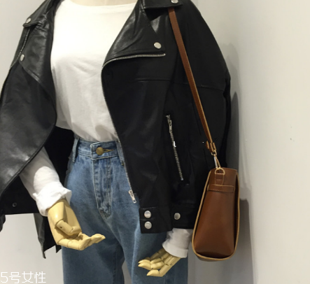 短款皮衣怎么搭配好看？酷girl的冬日選擇