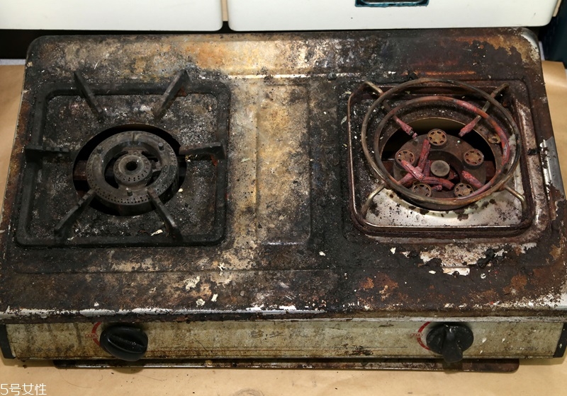 炒菜時油鍋起火時應(yīng)該怎么辦 絕對不能澆水 炒菜時油鍋起火時應(yīng)該怎么辦 絕對不能澆水