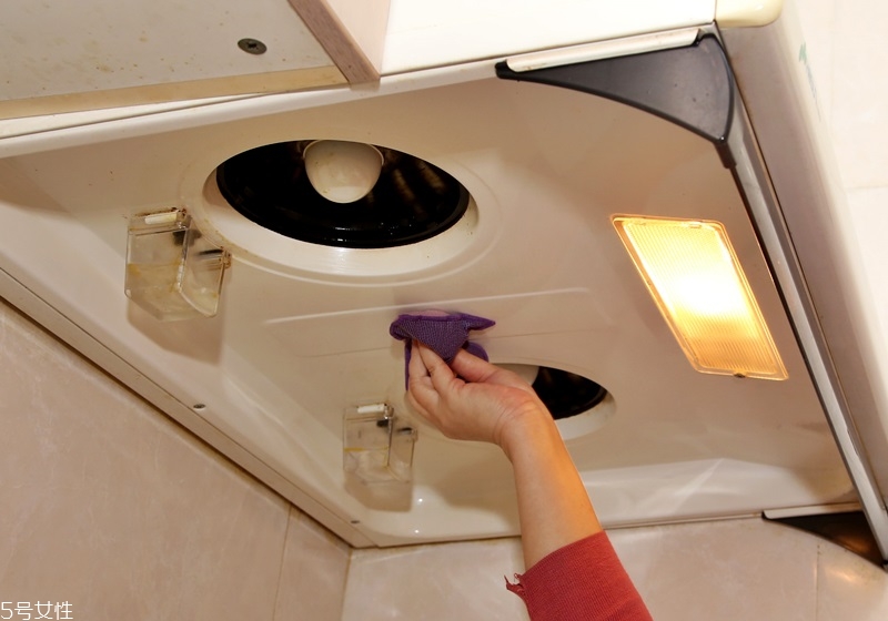 炒菜時油鍋起火時應(yīng)該怎么辦 絕對不能澆水 炒菜時油鍋起火時應(yīng)該怎么辦 絕對不能澆水