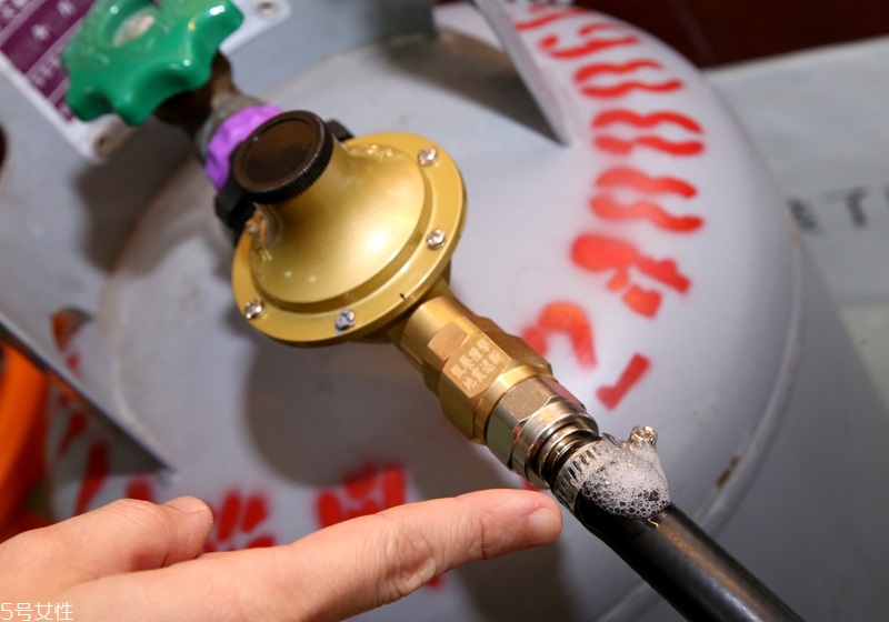 炒菜時油鍋起火時應(yīng)該怎么辦 絕對不能澆水 炒菜時油鍋起火時應(yīng)該怎么辦 絕對不能澆水