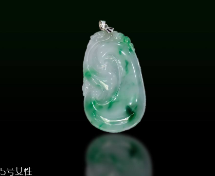 翡翠起膠是什么意思？起膠現(xiàn)象屬于高檔翡翠