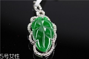 翡翠a貨多少錢(qián)？高檔手鐲上千萬(wàn)元