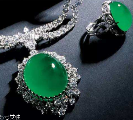 翡翠a貨多少錢？高檔手鐲上千萬元