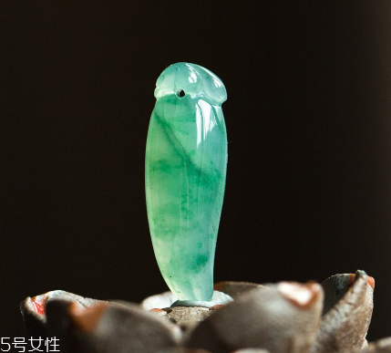 翡翠a貨多少錢？高檔手鐲上千萬元