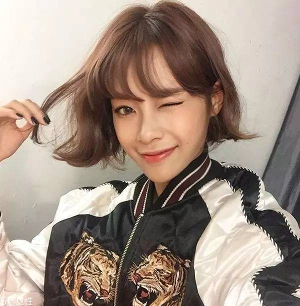 短發(fā)發(fā)尾外翻的發(fā)型怎么弄？誰(shuí)弄誰(shuí)美