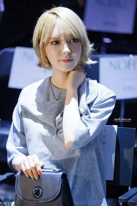 短發(fā)發(fā)尾外翻的發(fā)型怎么弄？誰(shuí)弄誰(shuí)美