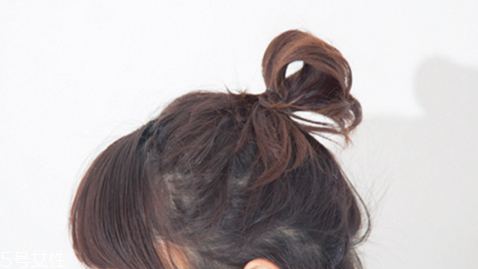 女生短卷發(fā)發(fā)型推薦 短發(fā)半扎丸子頭扎法 女生短卷發(fā)發(fā)型推薦 短發(fā)半扎丸子頭扎法