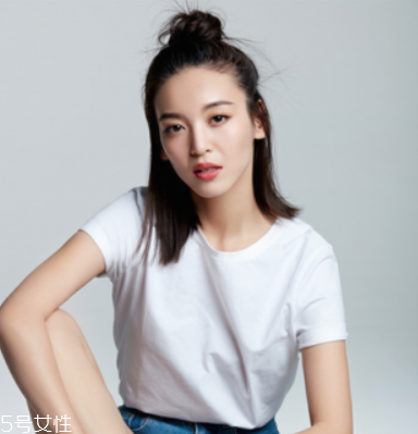 女生短卷發(fā)發(fā)型推薦 短發(fā)半扎丸子頭扎法 女生短卷發(fā)發(fā)型推薦 短發(fā)半扎丸子頭扎法