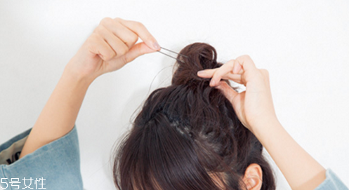 女生短卷發(fā)發(fā)型推薦 短發(fā)半扎丸子頭扎法 女生短卷發(fā)發(fā)型推薦 短發(fā)半扎丸子頭扎法