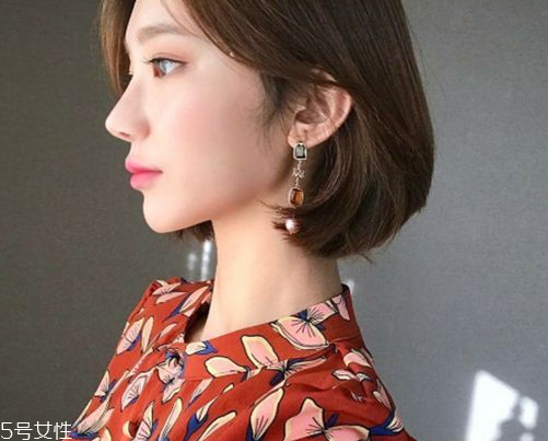 女生短卷發(fā)發(fā)型推薦 短發(fā)半扎丸子頭扎法 女生短卷發(fā)發(fā)型推薦 短發(fā)半扎丸子頭扎法