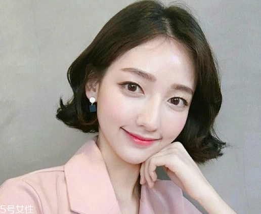 短發(fā)發(fā)尾外翻的發(fā)型怎么弄？誰(shuí)弄誰(shuí)美